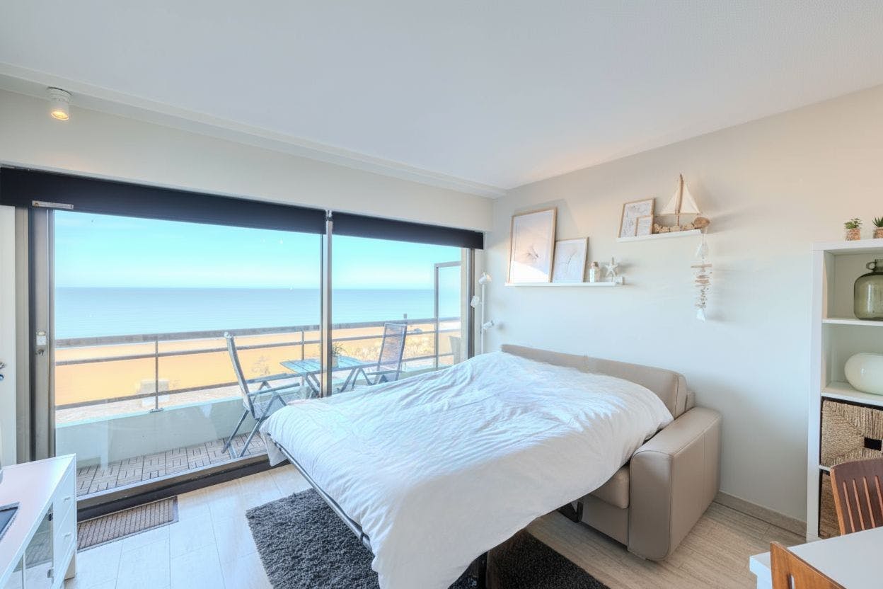 Lichtrijke studio met terras en fenomenaal frontaal zeezicht te koop! foto 4