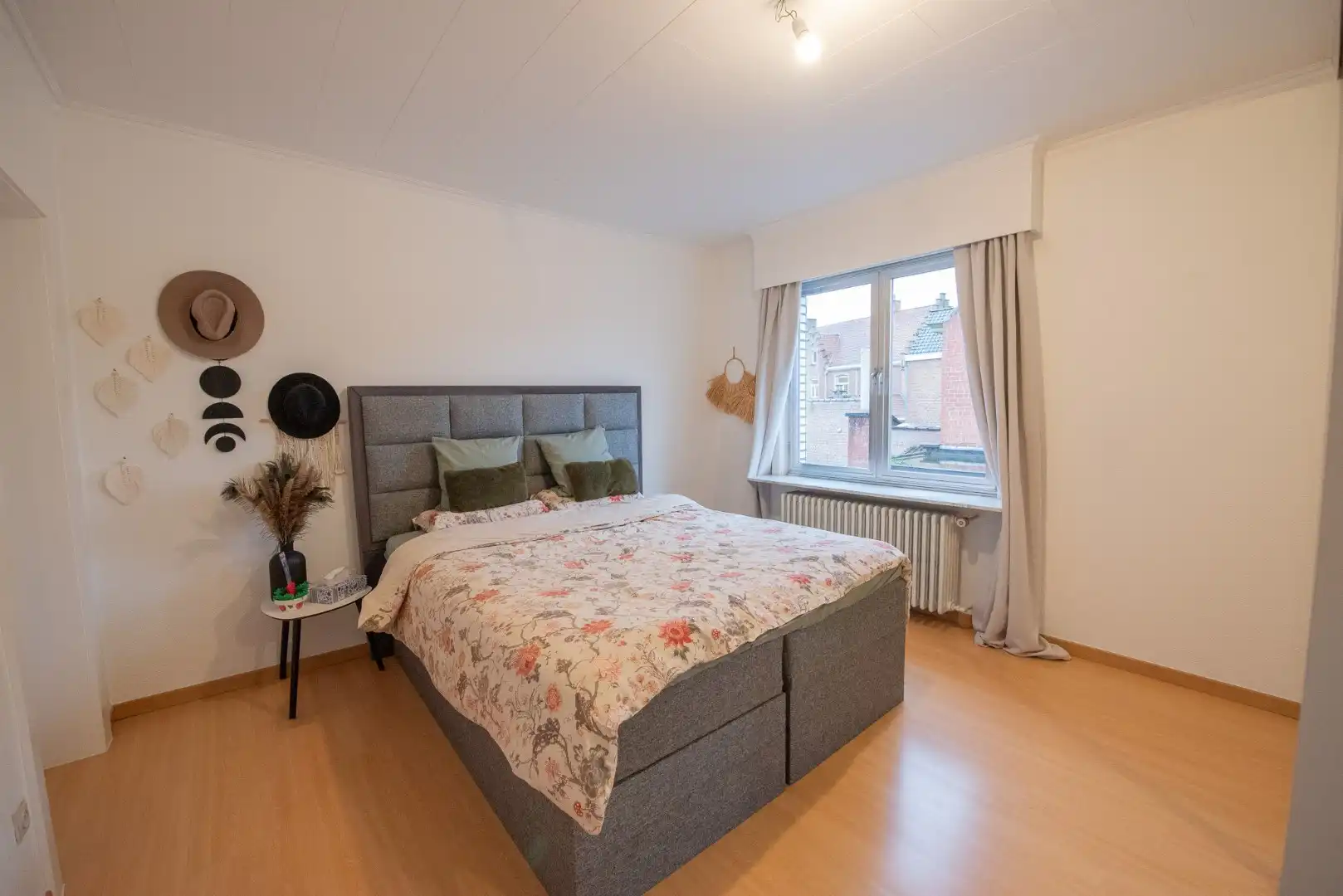 Instapklare hoekwoning met 2 garages 'TE KOOP' te Oeselgem. foto 19