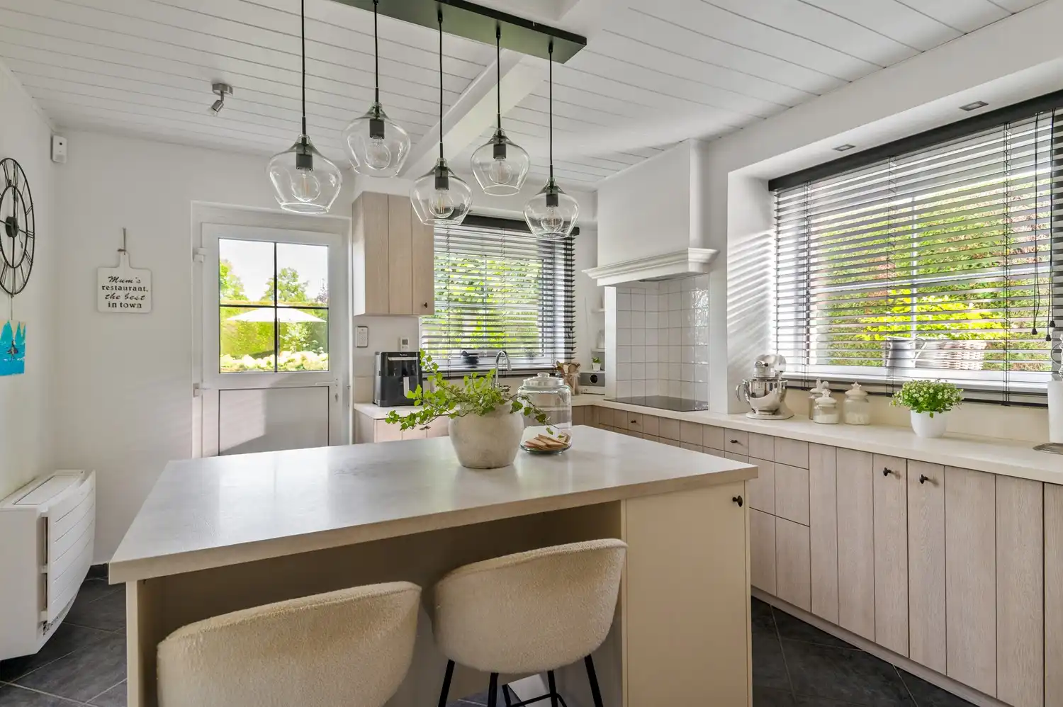 Instapklare laagbouwwoning met 3 slaapkamers & idyllische tuin te Lier foto 10