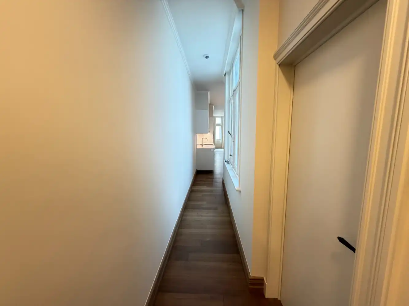 Heel mooi gerenoveerd appartement met twee slaapkamers. Tijdens de renovatie is veel aandacht besteed aan het behouden en versterken van de authentieke stijl van het gebouw. foto 13
