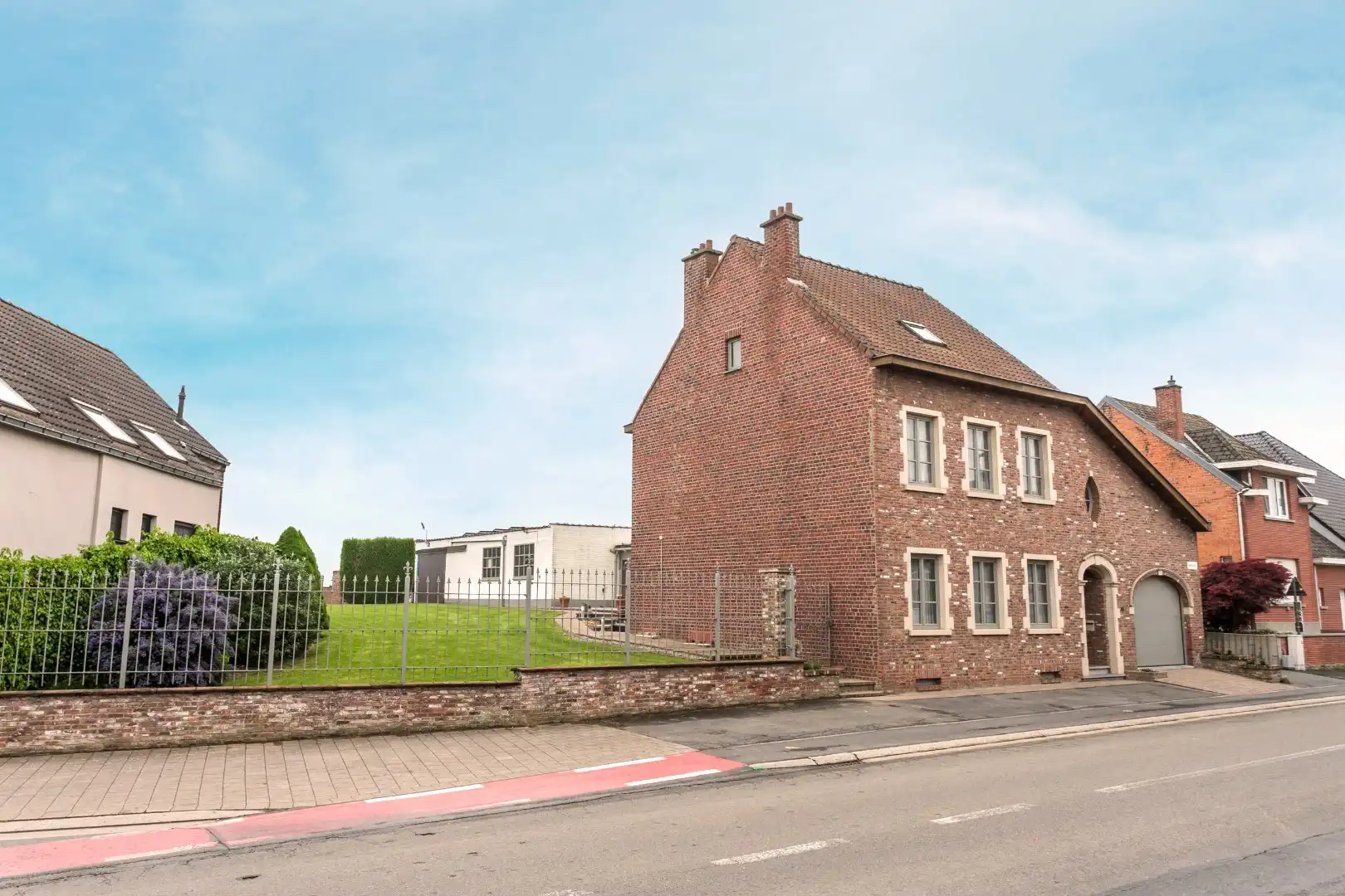 Ruime woning met naastgelegen bouwgrond en loods foto 3