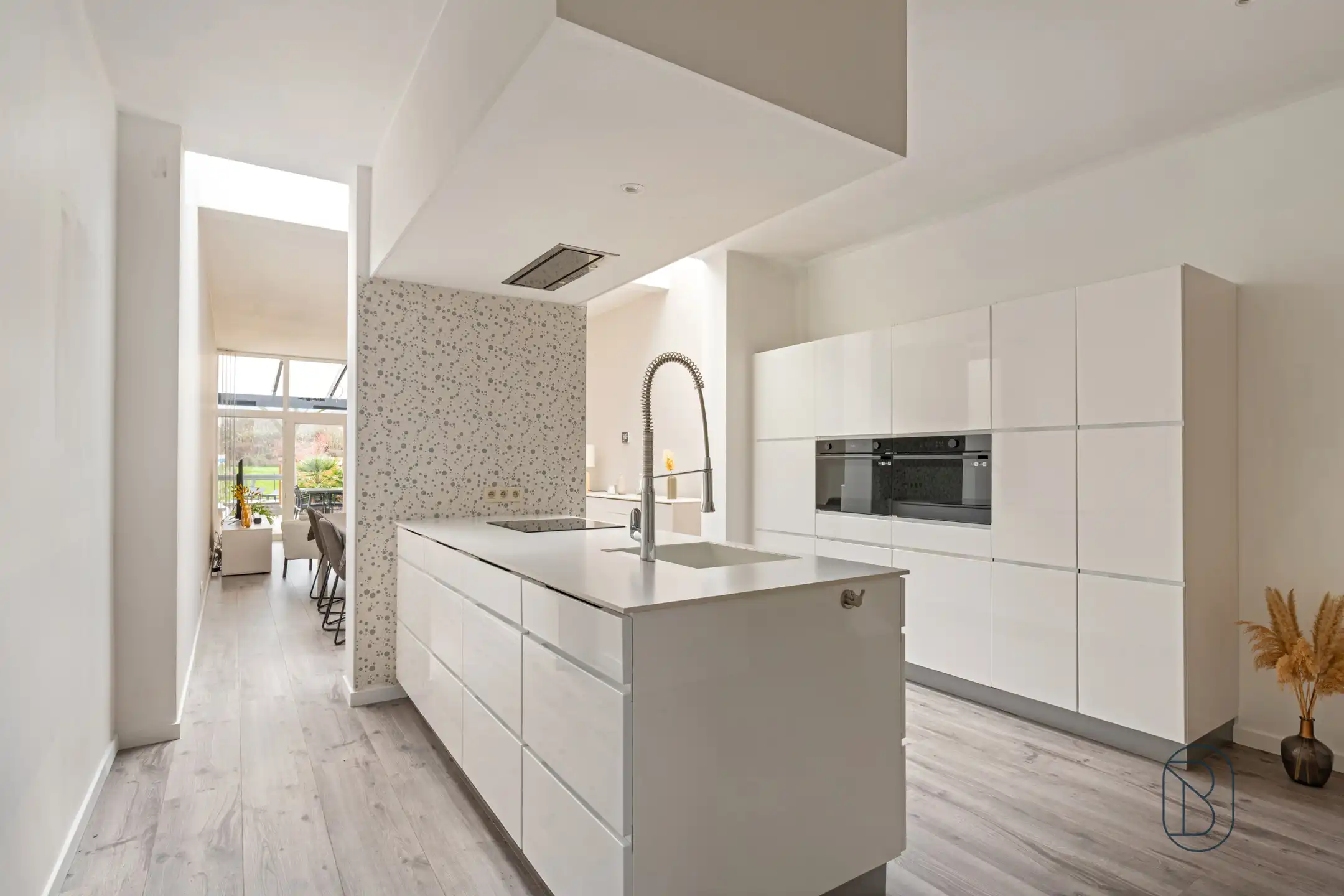 Gerenoveerde rijwoning met 2 SLK en zuidgerichte tuin foto {{pictureIndex}}