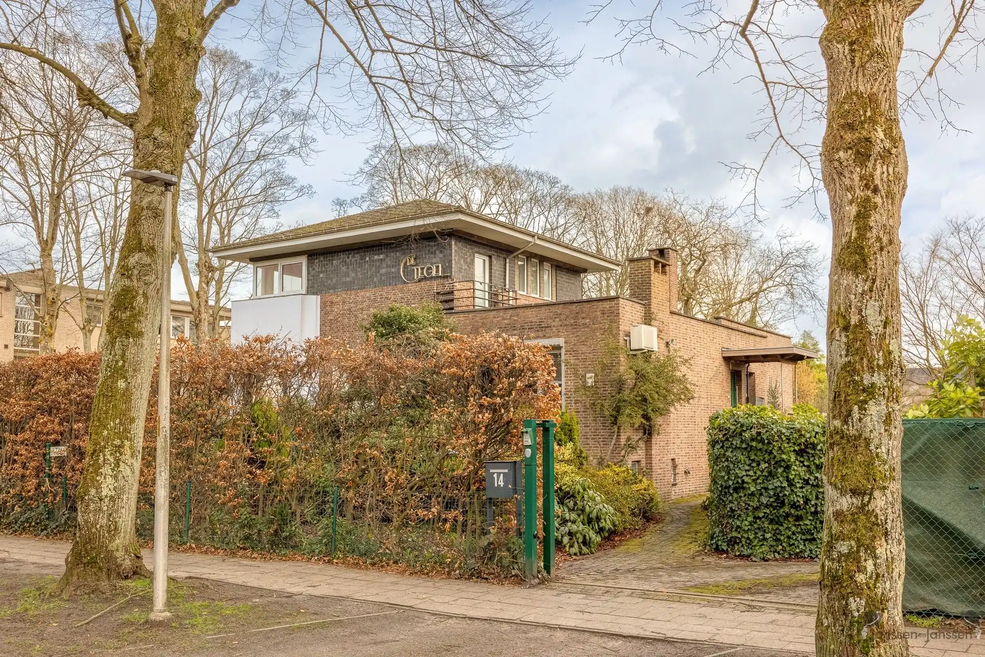 Hoofdfoto van de publicatie: Unieke kans in het hart van Brasschaat karaktervolle villa met dubbele woningstructuur op prachtig perceel van 2.080 m²