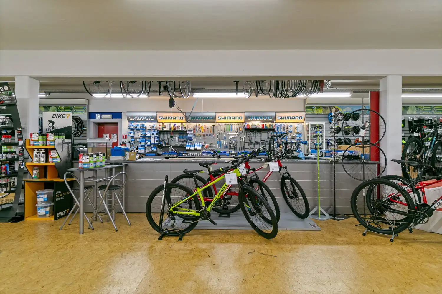 Handelsruimte met luxe duplex-appartement en verhuurde loodsen op het industrieterrein in Lanaken foto 13