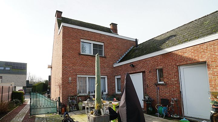 Woonhuis van 189m² in open bebouwing met tuin op 6 are 49 ca foto 2