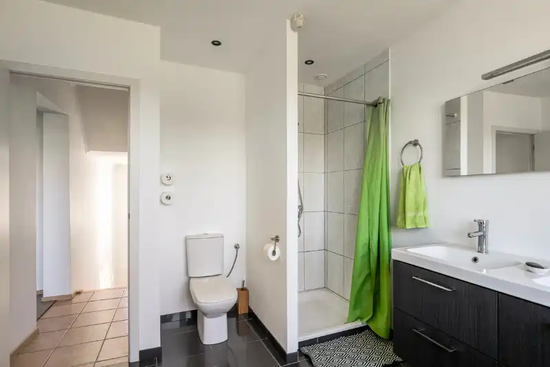 VERZORGDE INSTAPKLARE RIJWONING MET GARAGE EN GEZELLIGE TUIN foto 14