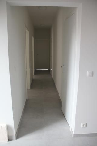 Energiezuinig (E48) gelijkvloers appartement, Kerkplein 4, midden in het centrum van Kortessem en voorzien van alle modern komfort: lift naar de garage, cv op aardgas, aluminium ramen met dubbel glas, ingerichte keuken met keramische kookplaat, vaatwasser, oven en koelkast. Berging, apart toilet, 3 slaapkamers, badkamer met inloopdouche en dubbele wastafel, ruim zuid-westelijk georiënteerd terras + kleine privé tuin aan de achterkant, dubbele garagestandplaats, kelderberging. Het appartement is  foto 14