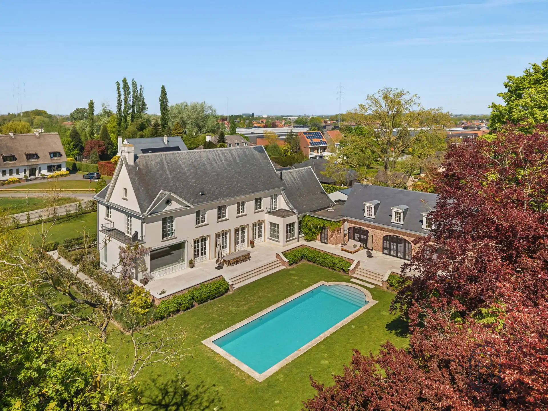 Prachtig afgewerkte franse villa met bijgebouw en zwembad foto 46