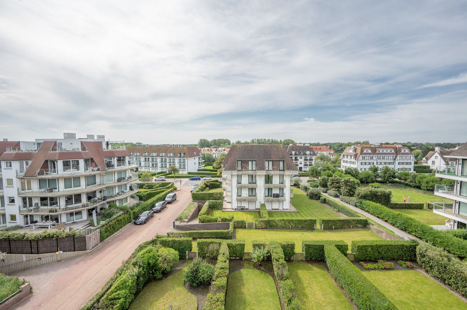 Magnifiek appartement op de wandeldijk in het Zoute, met adembenemend frontaal zeezicht. foto 16