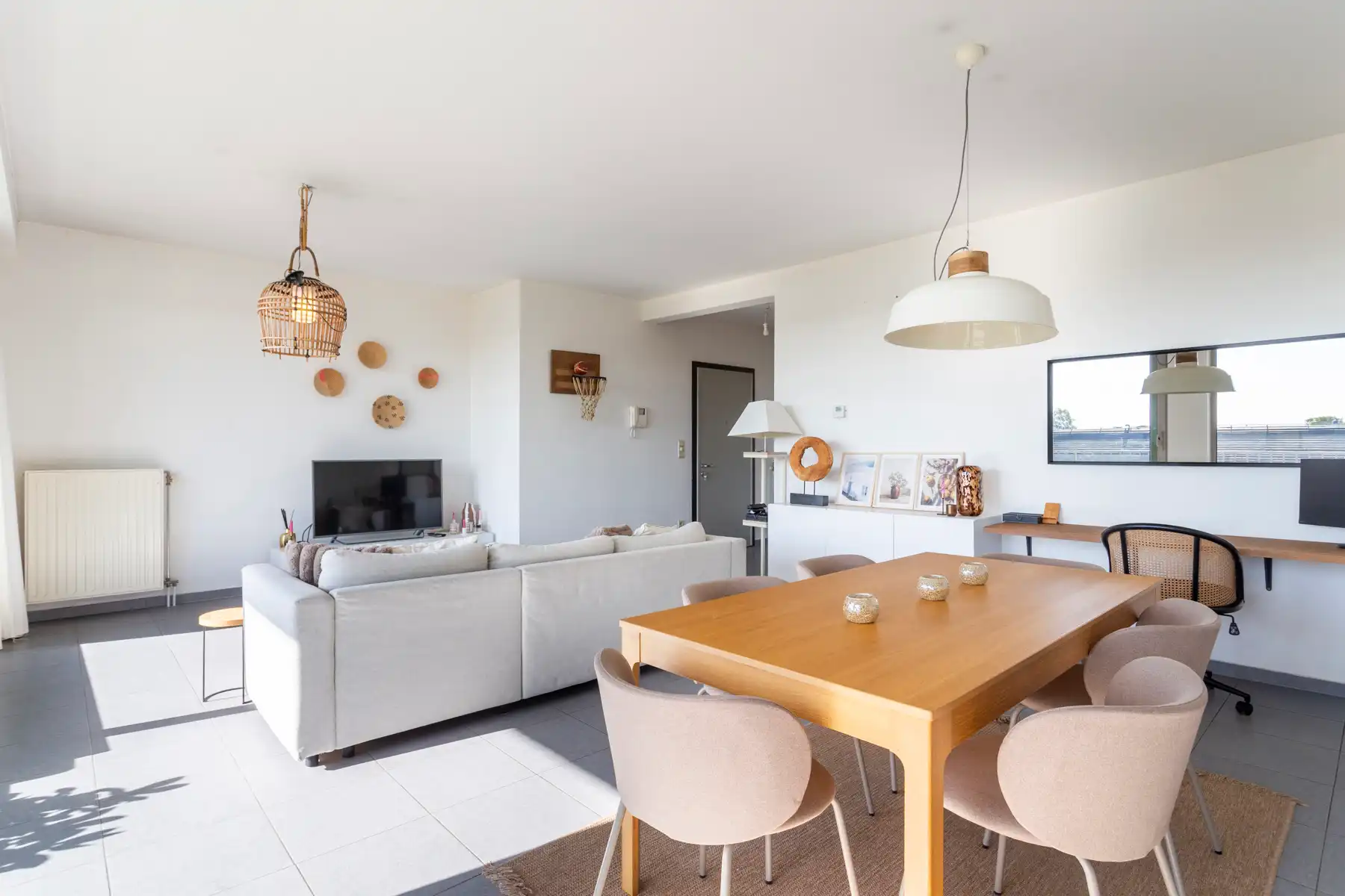 Instapklaar 2-slaapkamerappartement met terras te Berchem foto 6