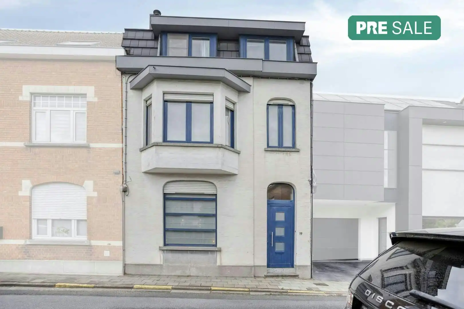 Instapklaar huis in het centrum van Waregem met 5 kamers foto {{pictureIndex}}