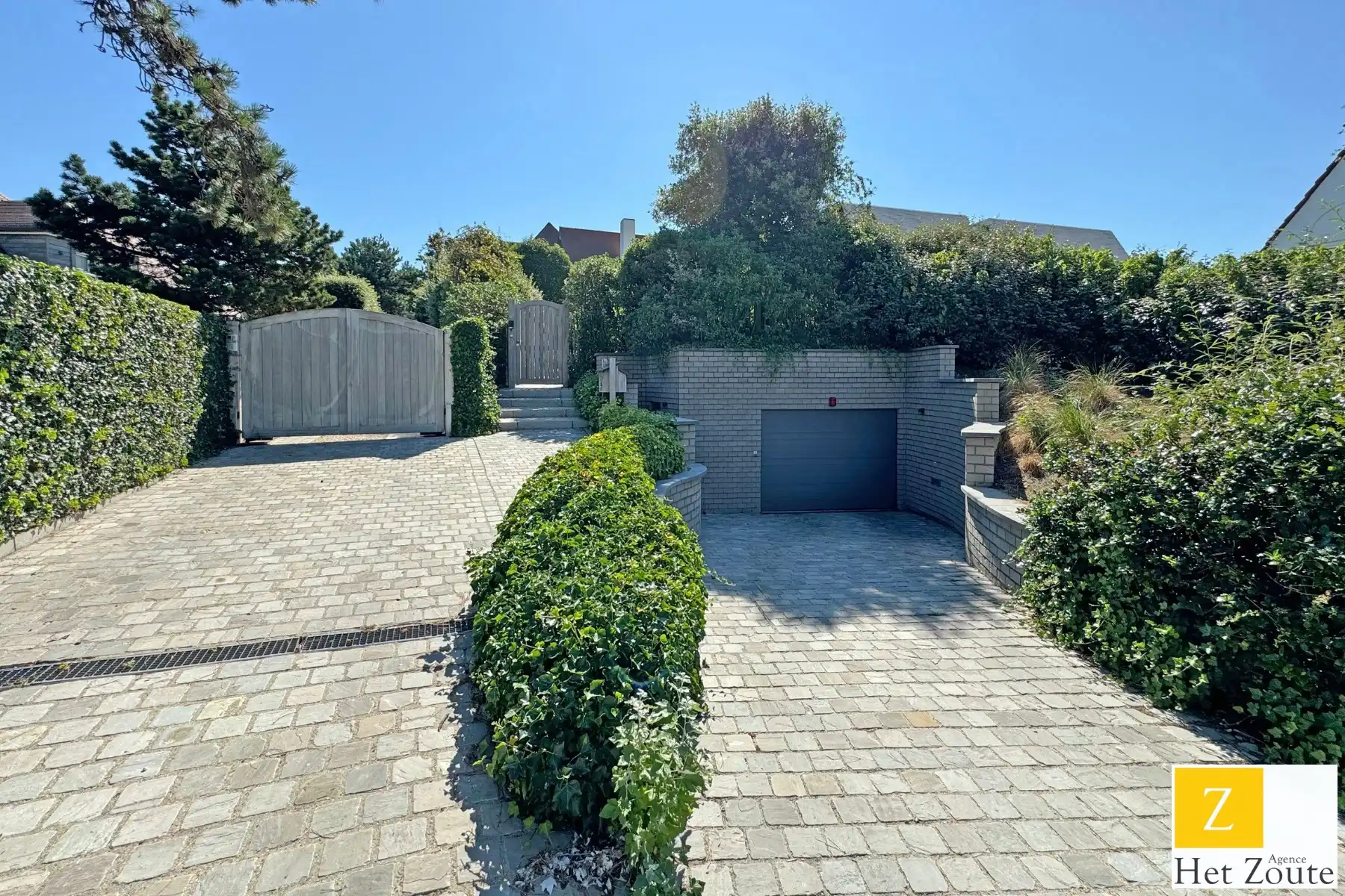 Ruime garagebox op de Elizabetlaan foto {{pictureIndex}}