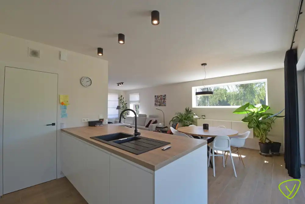Prachtig afgewerkte woning te huur op een rustige locatie net buiten het centrum van Eeklo foto 8