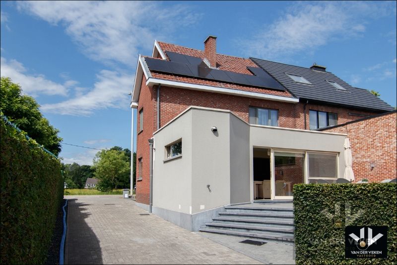 STIJLVOLLE HOB MET MODERN COMFORT EN ZWEMBAD foto 4