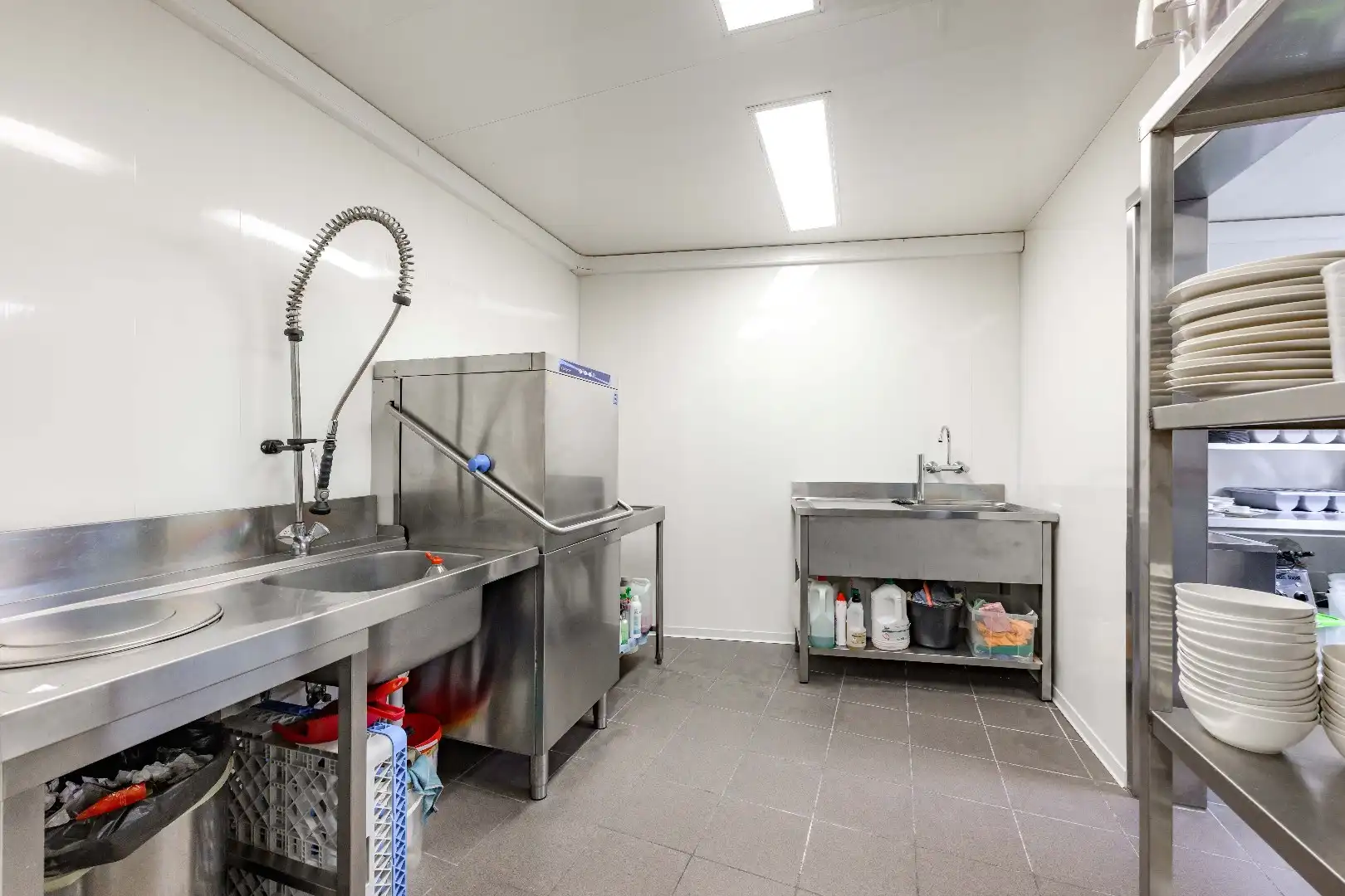 INSTAPKLAAR HANDELSHUIS (2009) OP GUNSTIGE LOCATIE!!!  foto 17