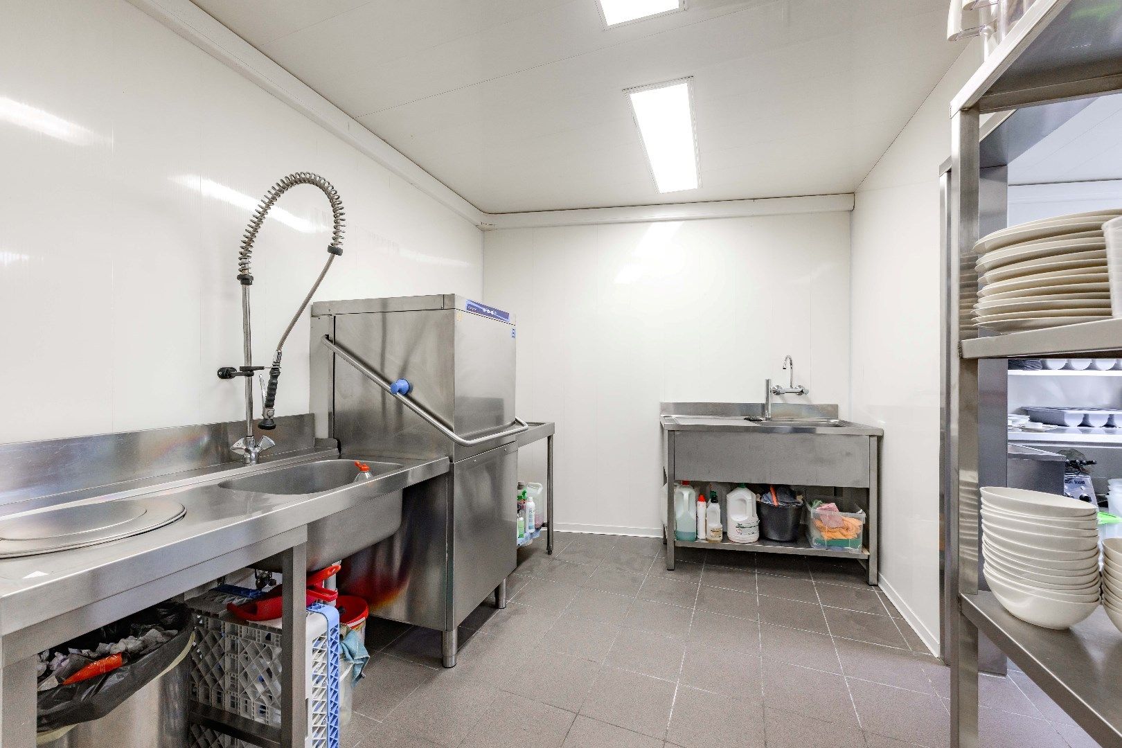 INSTAPKLAAR HANDELSHUIS (2009) OP GUNSTIGE LOCATIE!!!  foto 17