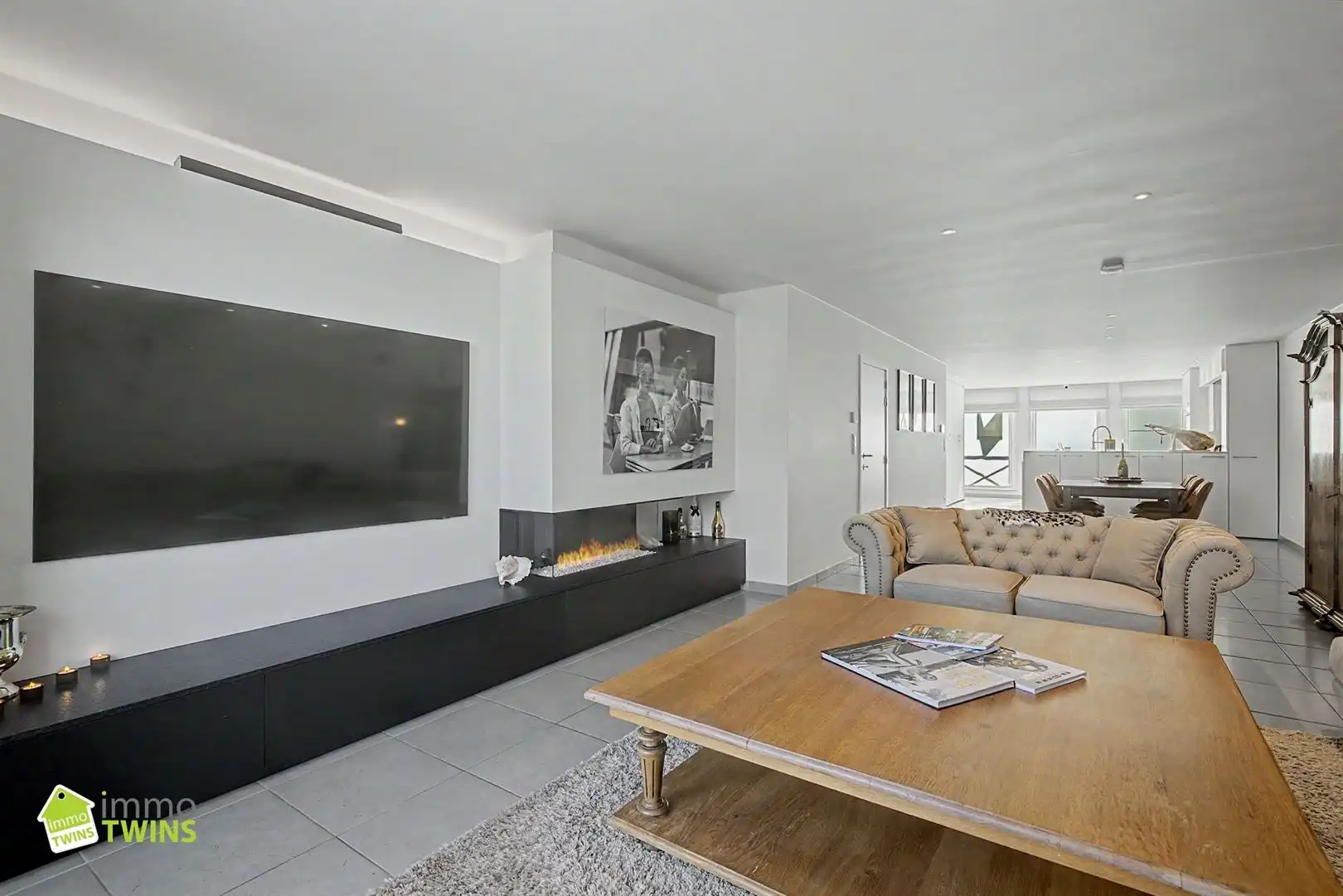 Prachtige instapklare woning met zeer ruime inpandige garage, aangelegde tuin met terras te Waasmunster foto {{pictureIndex}}