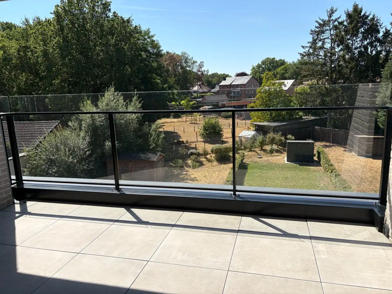 Mooi recent appartement met 2 slk, terras en ondergrondse parking met berging foto 4