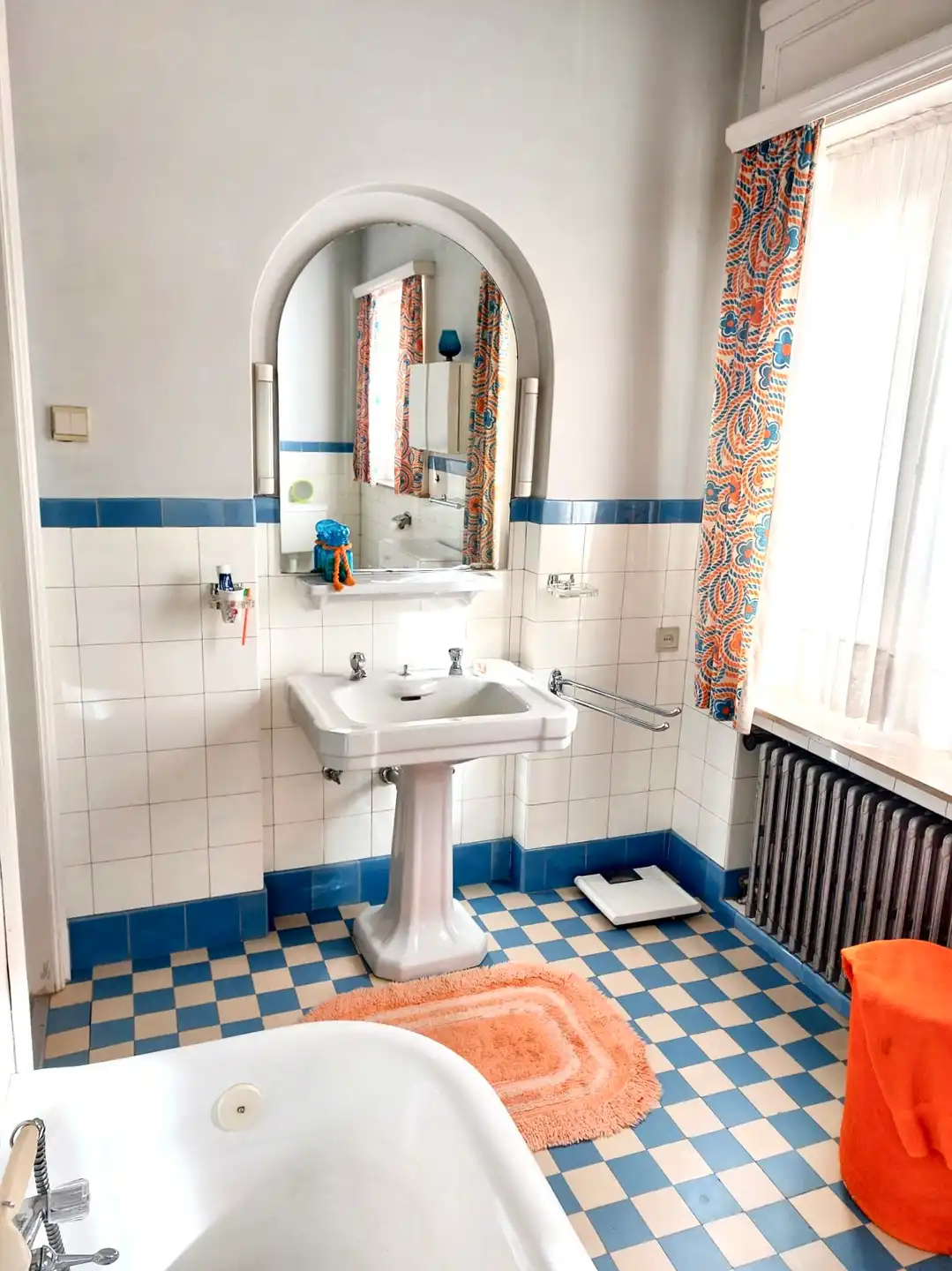 Topgelegen op te frissen herenwoning met ruime garage foto 18