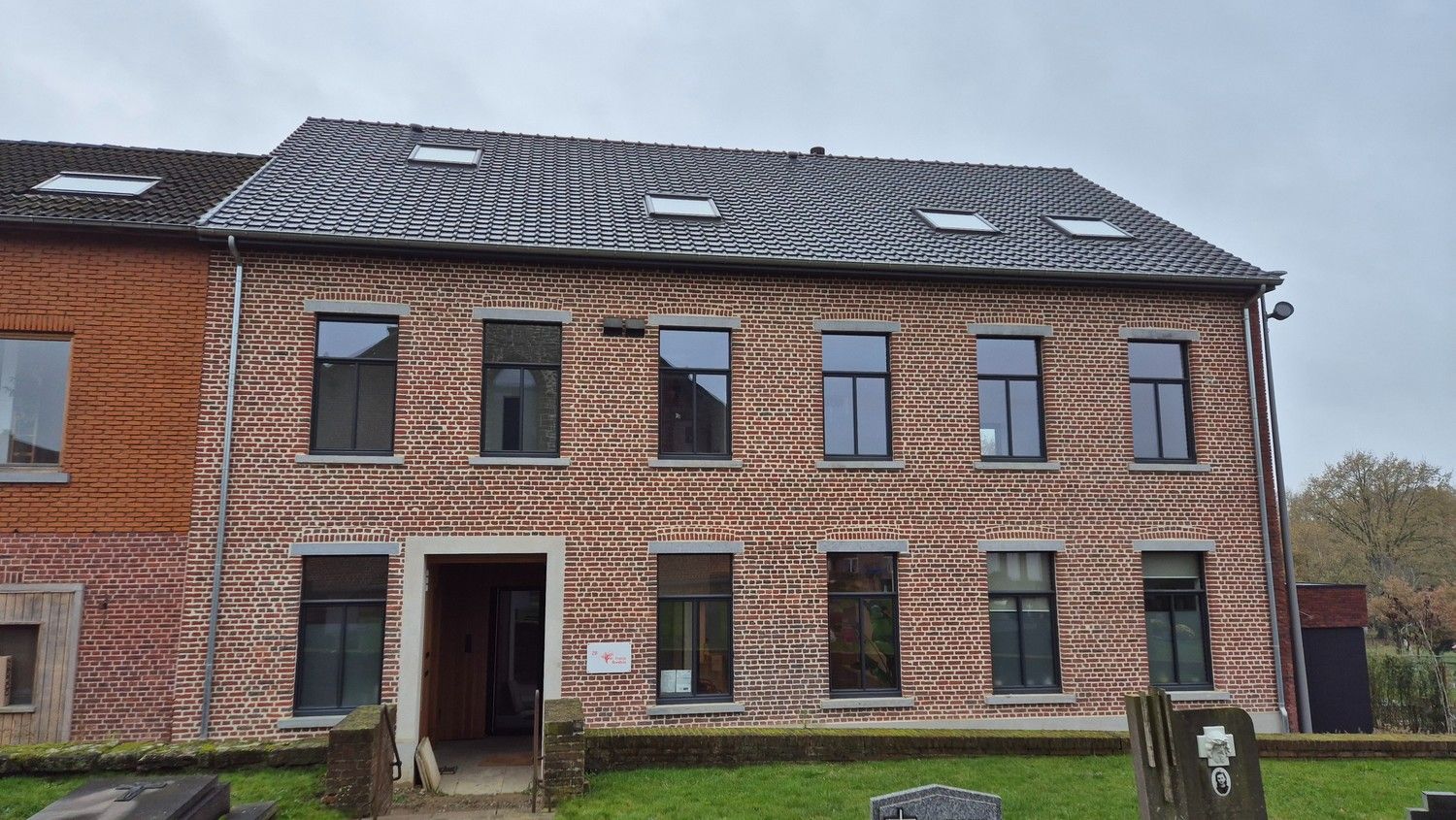 Uitzonderlijk ruime en kwalitatieve nieuwbouwwoning met tal van mogelijkheden foto {{pictureIndex}}