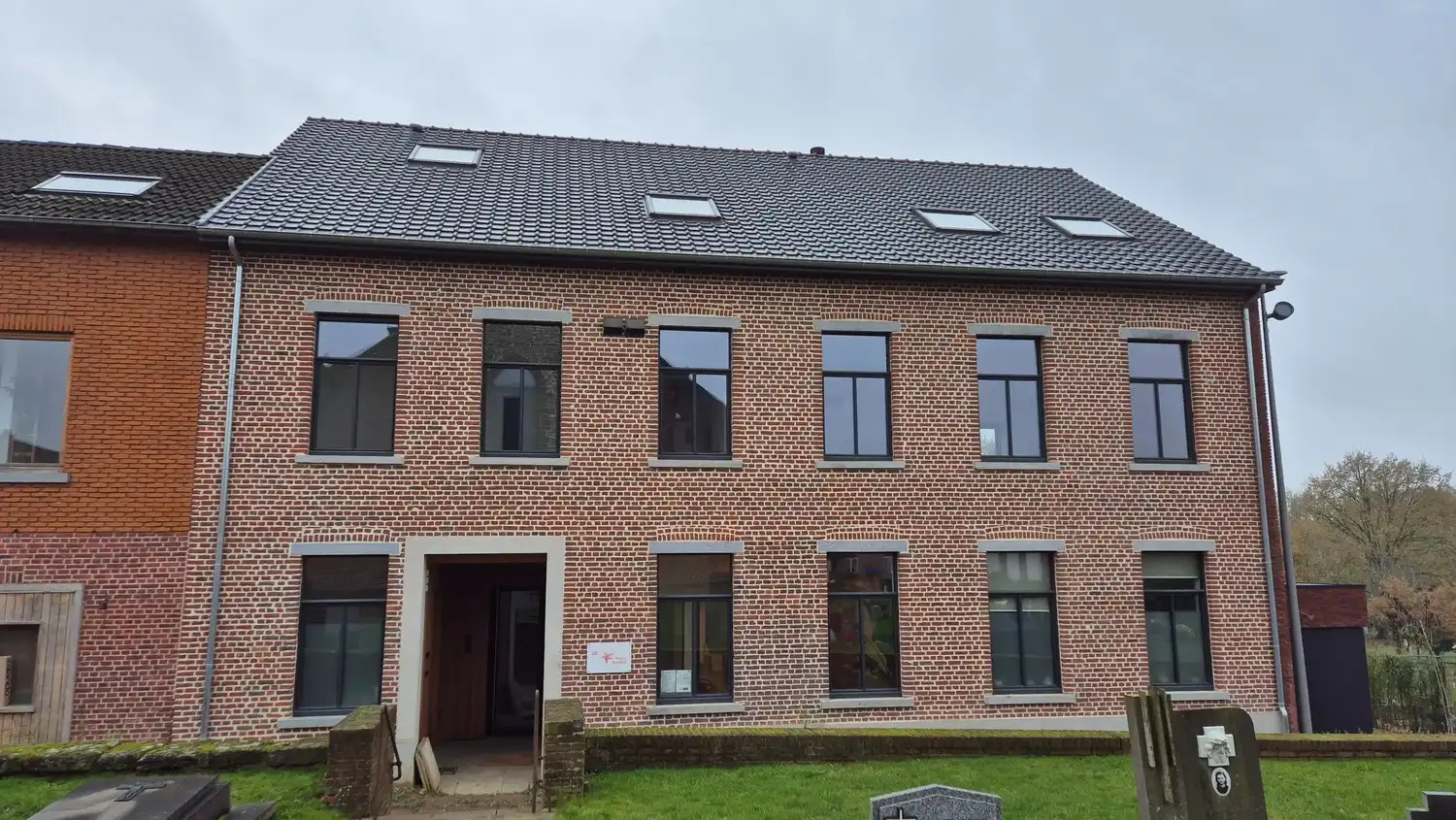 Uitzonderlijk ruime en kwalitatieve nieuwbouwwoning met tal van mogelijkheden foto {{pictureIndex}}