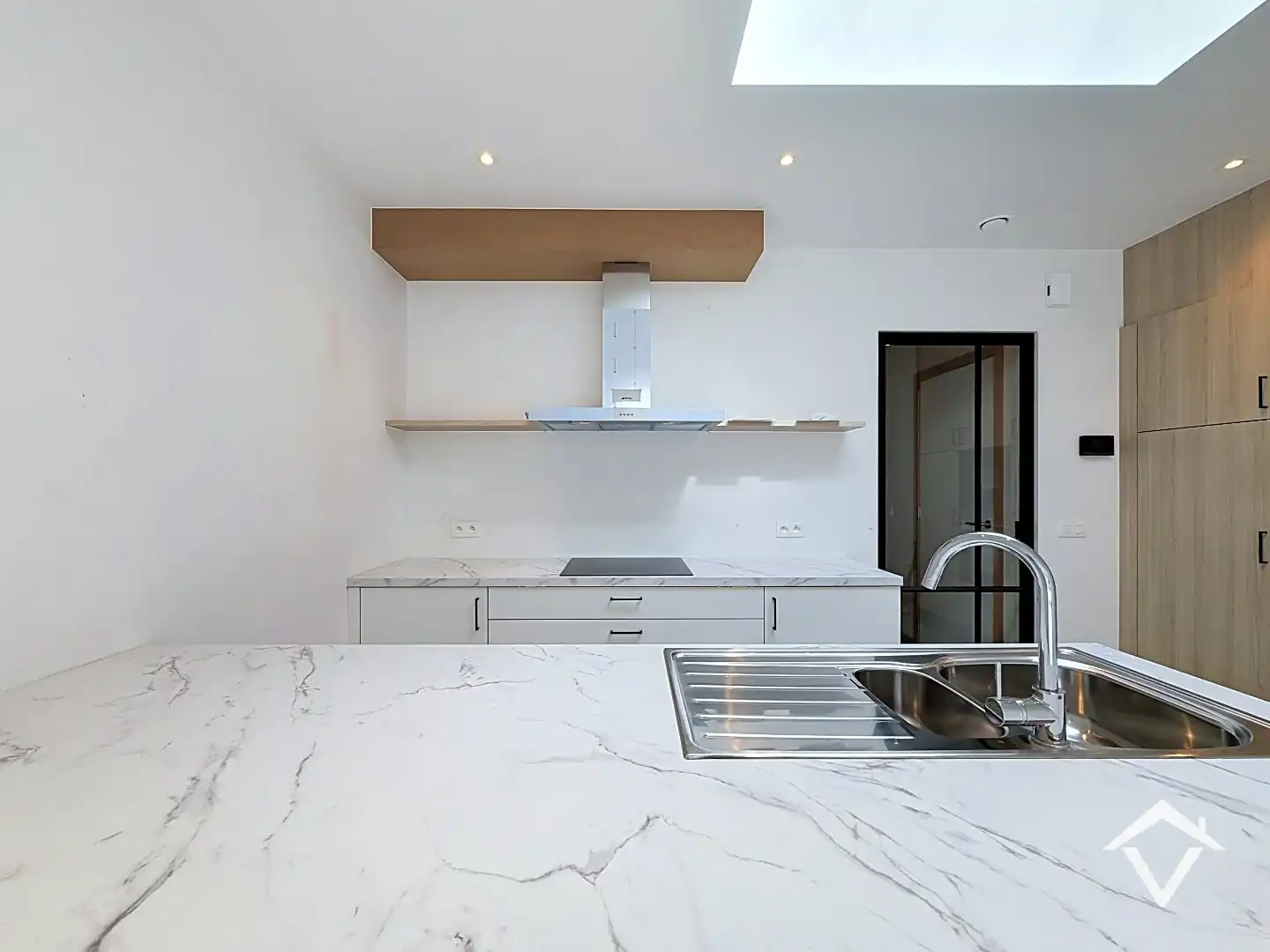 Centraal gelegen nieuwbouwwoning met 3 slaapkamers, tuin en overdekte autostaanplaats foto 9