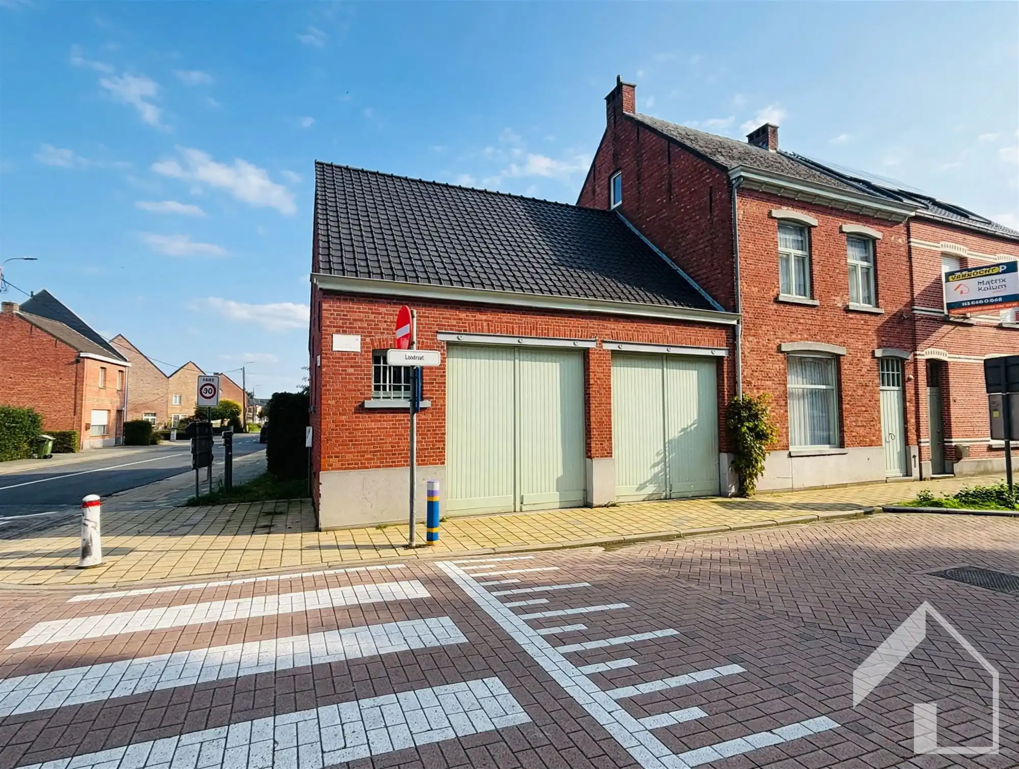 Hoekwoning met authentieke elementen en 4 garages foto 23