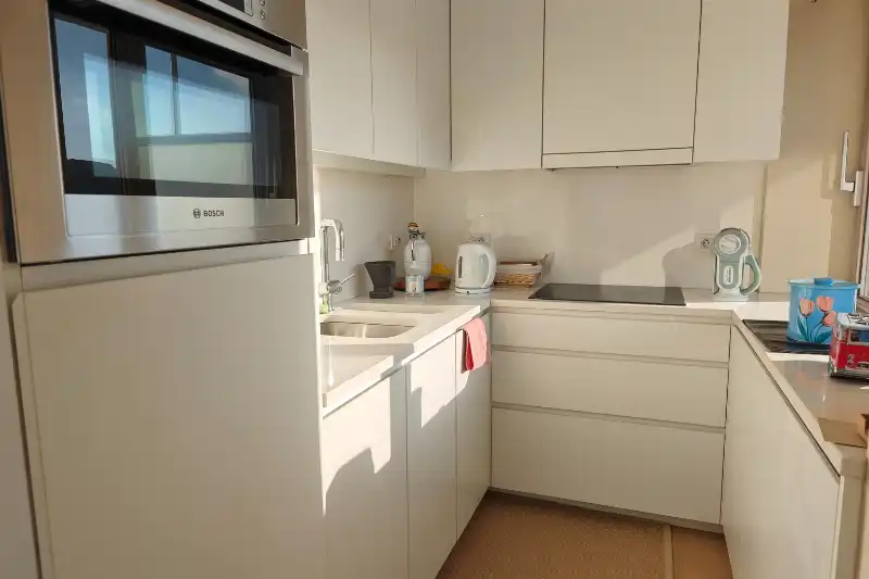 Hoekstudio met riant terras en zicht op zee! foto 6