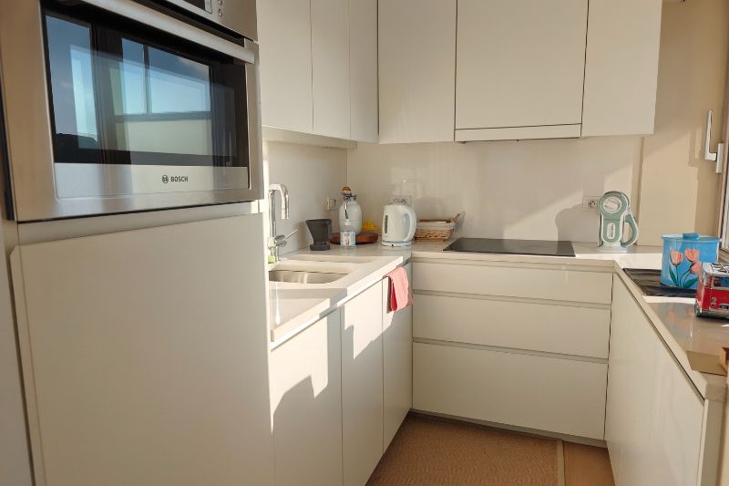 Hoekstudio met riant terras en zicht op zee! foto 6