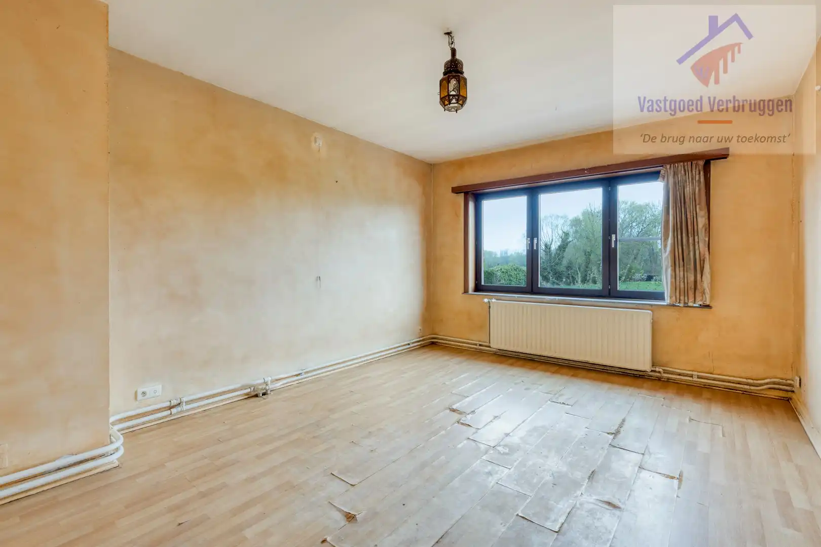 Te renoveren halfopen bebouwing met garage foto 13