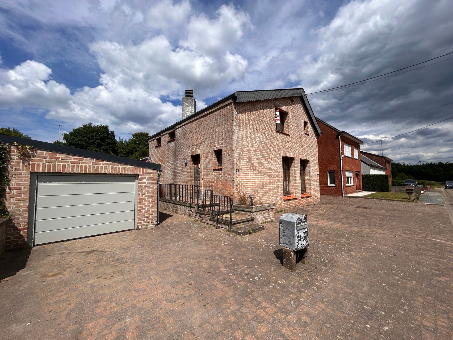 Hoofdfoto van de publicatie: Te renoveren woning met 4 slpks op grondperceel van 933 m2