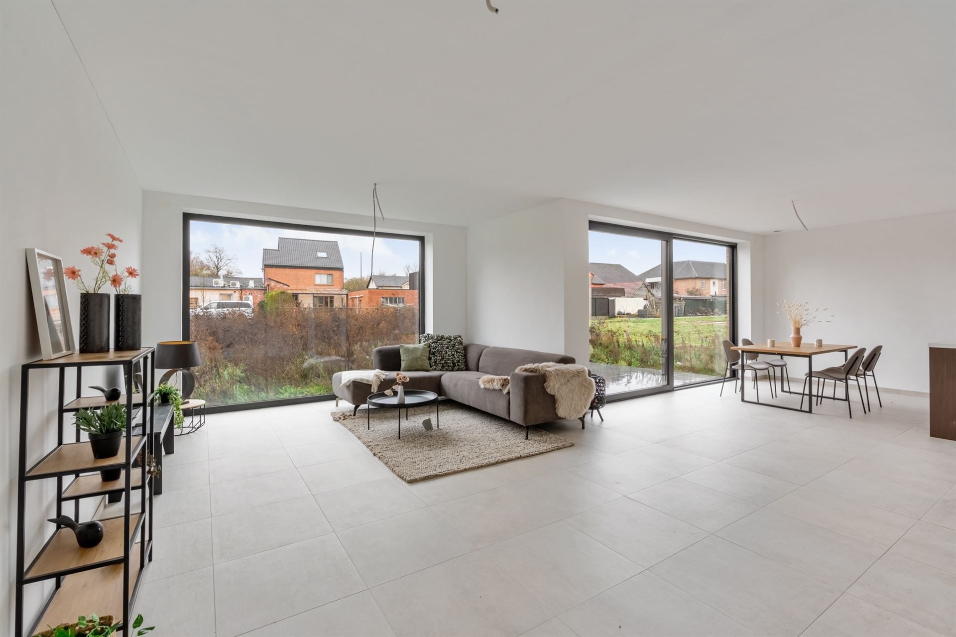 Gelijkvloerse woning met carport en tuin. foto 9