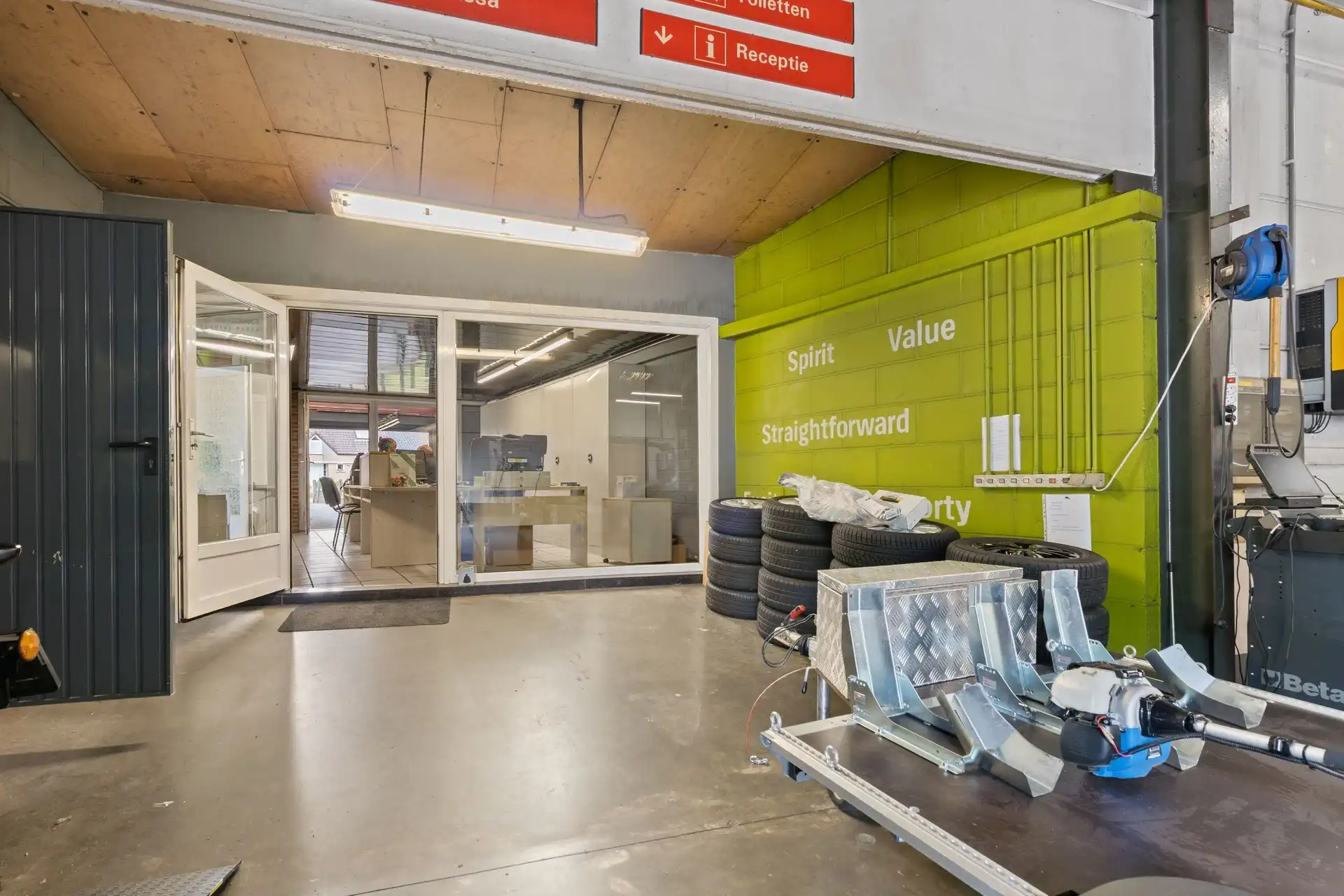 2 Vergunde magazijnen, showroom en woning op een ruim perceel foto 23