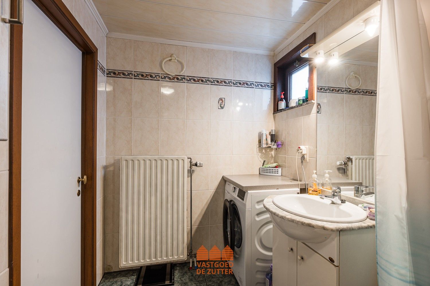 Instapklare woning op toplocatie met tuin en achterliggende autostaanplaats foto 6