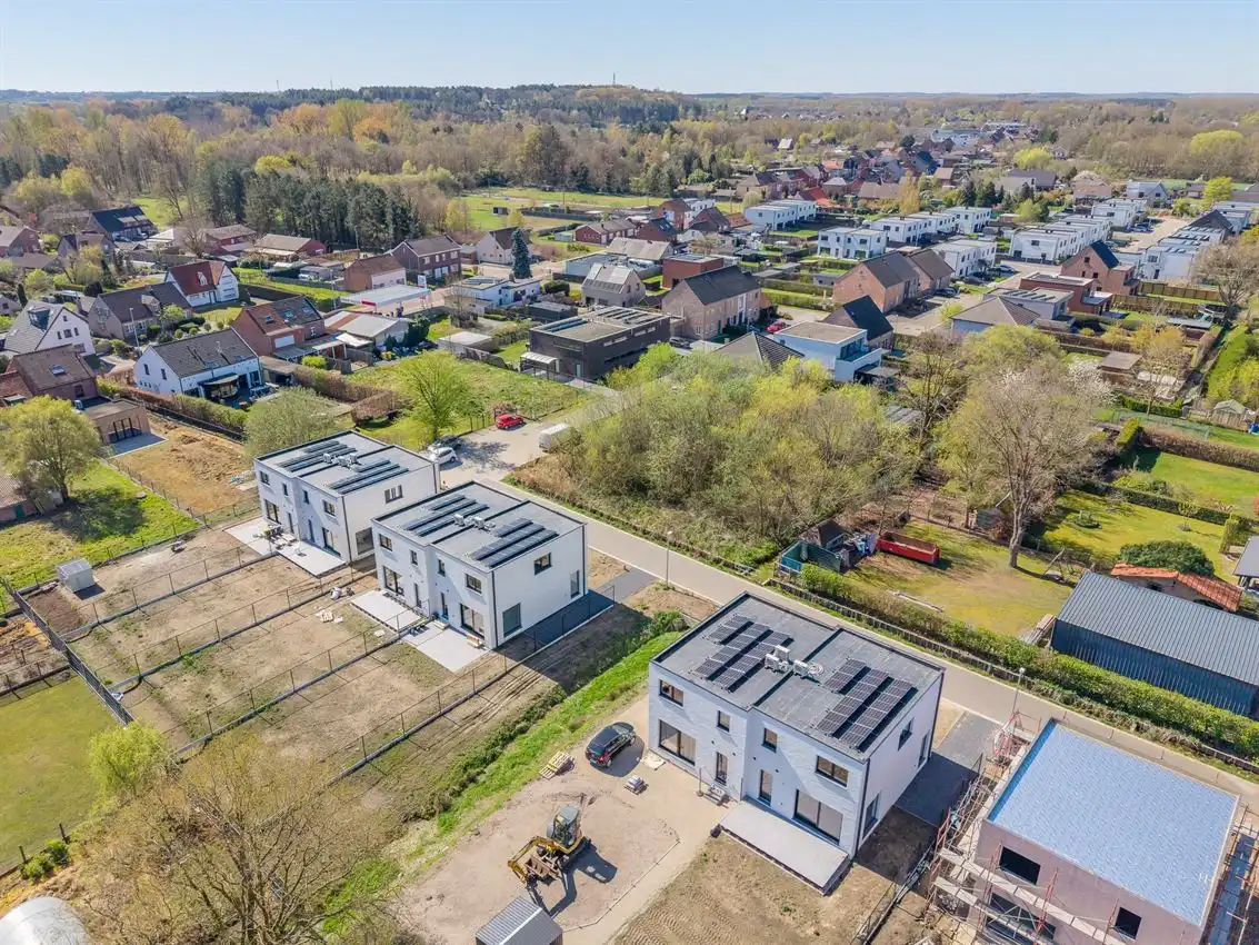 Kwalitatief afgewerkte nieuwbouwwoning met 3 slk. foto 32