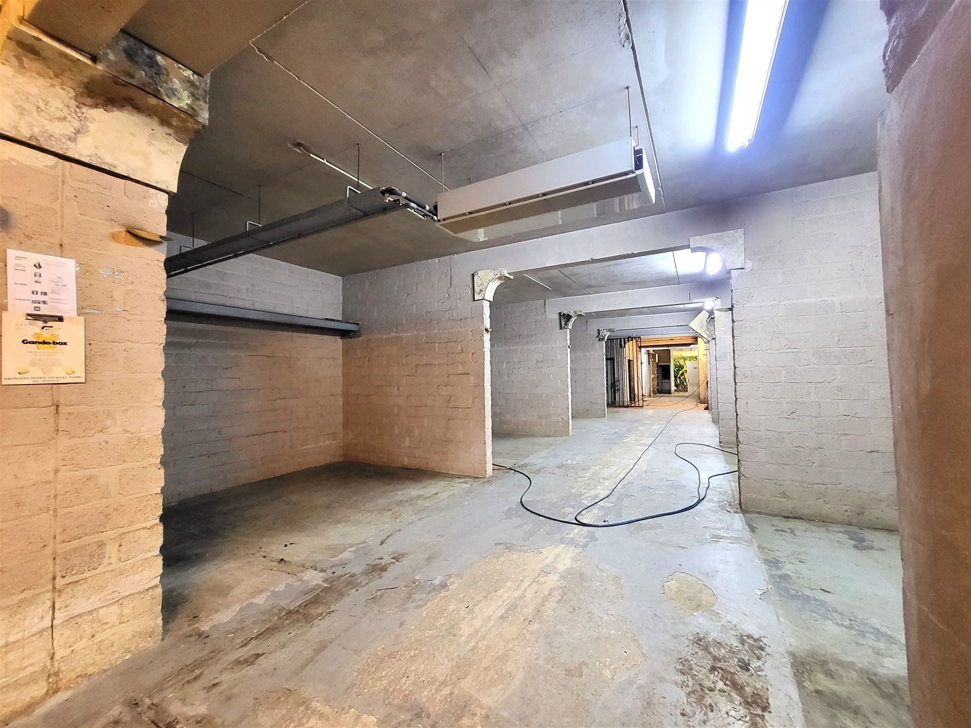 Villa met professionele opslagruimte, kelder en kantoorruimtes. foto 58