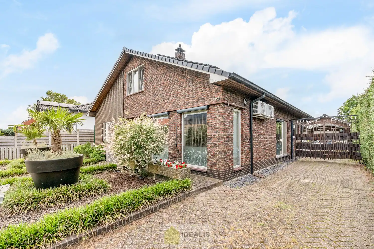 IDEALIS VASTGOED – RUIME, GERENOVEERDE EN INSTAPKLARE WONING MET 3 GELIJKVLOERSE SLAAPKAMERS, LICHTRIJKE LEEFRUIMTE MET OPEN KEUKEN ÉN AFGEWERKTE 2e VERDIEPING MET TOTALE BEWOONBARE OPPERVLAKTE VAN MAAR LIEFST +232M²!! DE WONING IS GELEGEN OP EEN KNAP PERCEEL VAN 7A 92CA IN HET GEGEERDE HERENT (PELT). Deze unieke woning omvat een ruime +-232m² netto bewoonbare oppervlakte met een gezellige woonkamer met aansluitend ruime keuken voorzien van alle comfort met aparte achterinkom/veranda, 3 slaapkamers, uitgeruste badkamer voorzien van douche en ligbad én een volledig afgewerkte 2e verdieping die fungeert als woongedeelte met eigen woonkamer, slaapkamer(s) en badkamer. De woning biedt verder een extra ruime garage, pergola, … Een unieke kans voor kandidaten op zoek naar een instapklare woning voorzien van alle luxe, ruimte en vlakbij tal van faciliteiten. foto {{pictureIndex}}