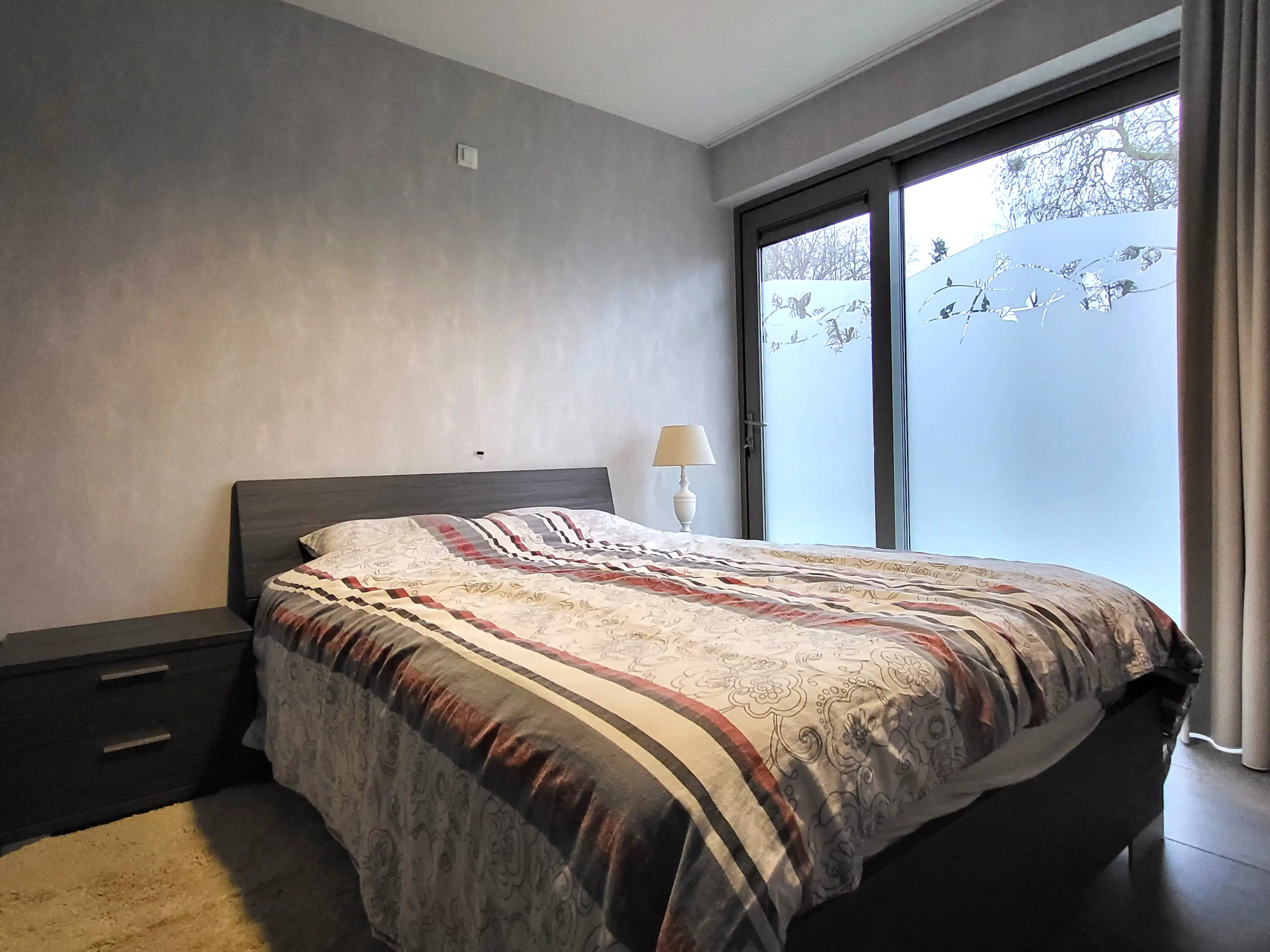 Dit aangename gelijkvloers appartement van bouwjaar 2010 is rustig gelegen in het dorp en biedt comfortabel wonen zonder gemeenschappelijke kosten.  foto 18