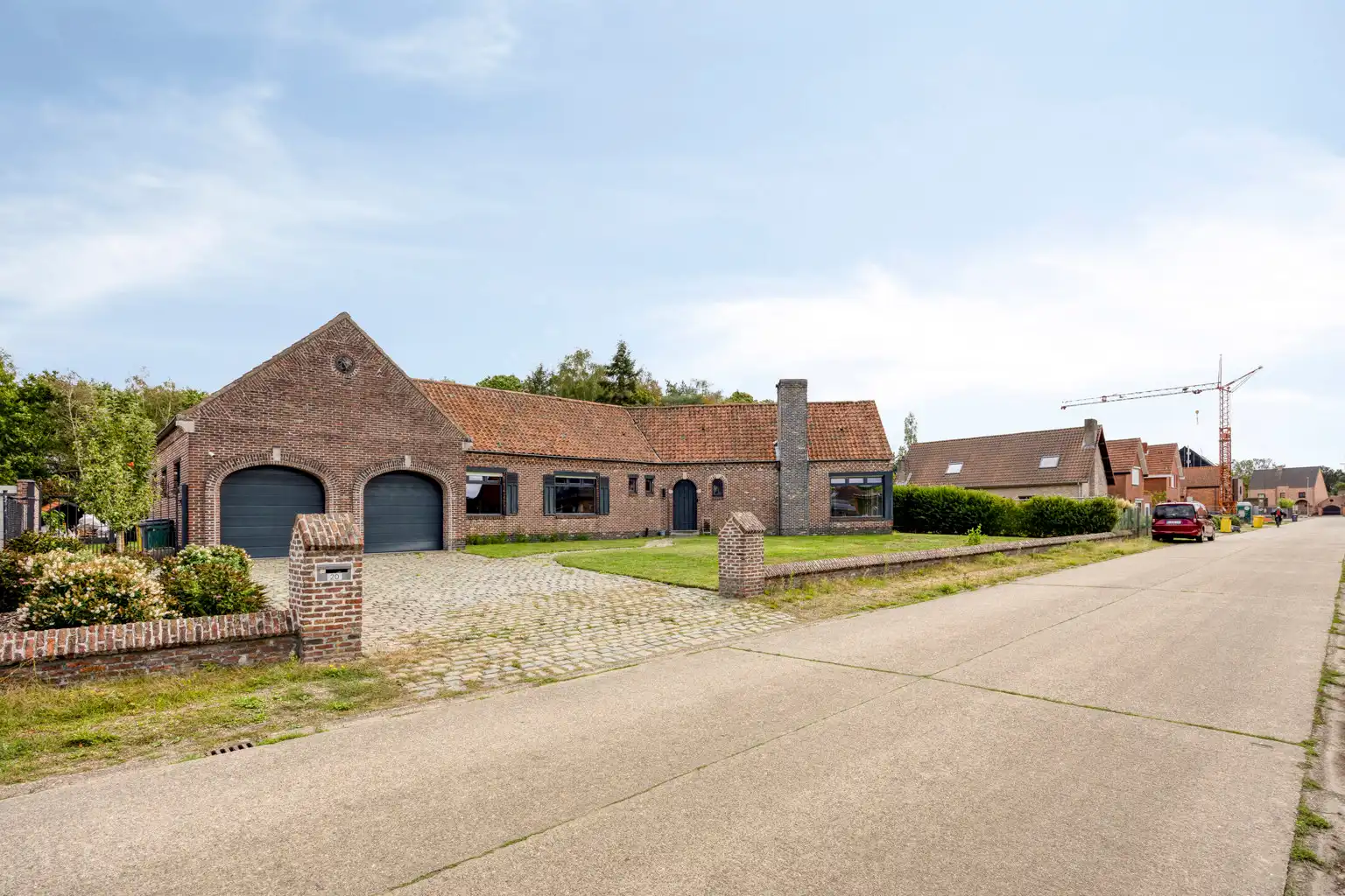 Ruime laagbouwwoning op 1806m² met omheinde tuin foto {{pictureIndex}}