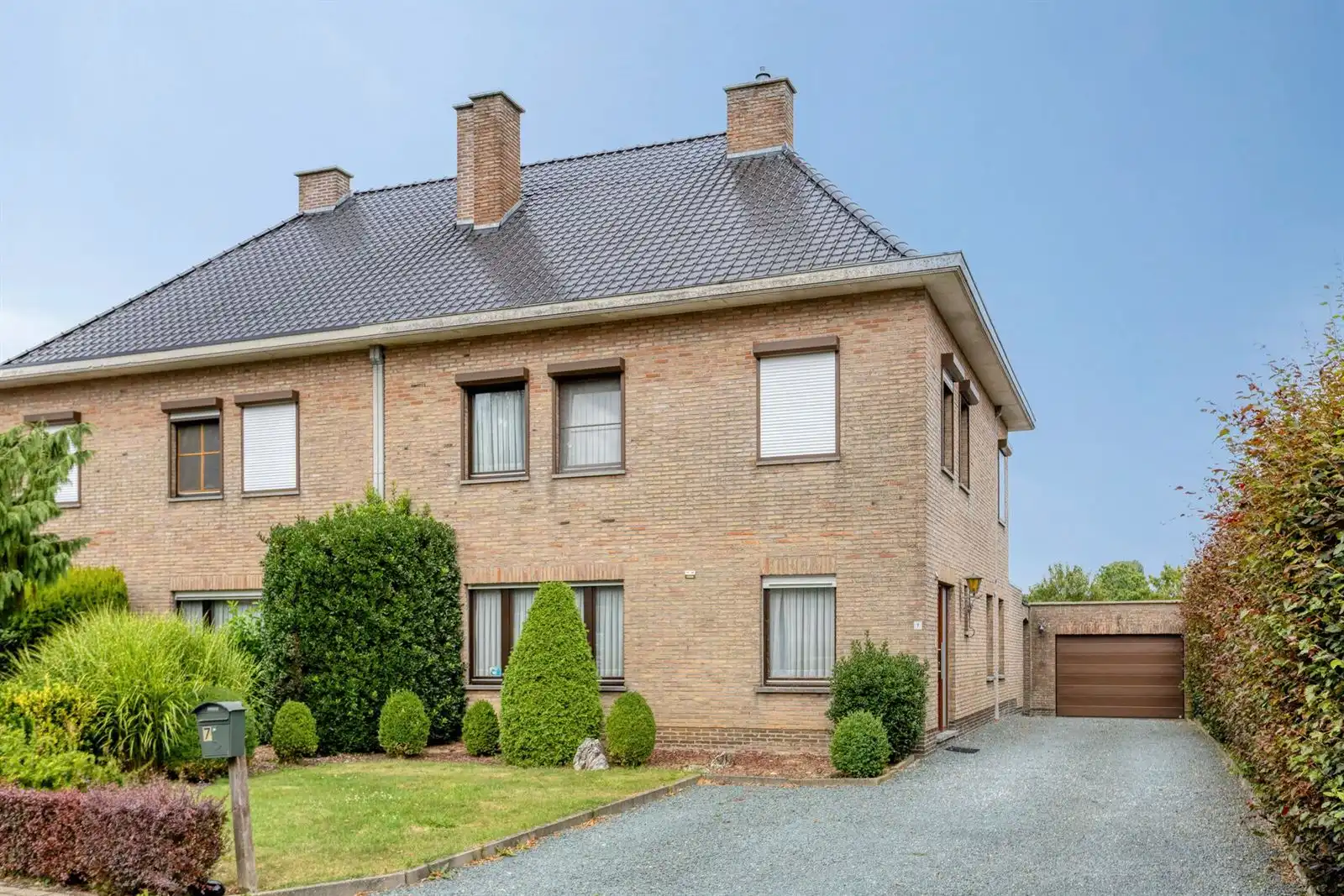 Woning te koop met 3 slaapkamers en ruime zolder foto {{pictureIndex}}