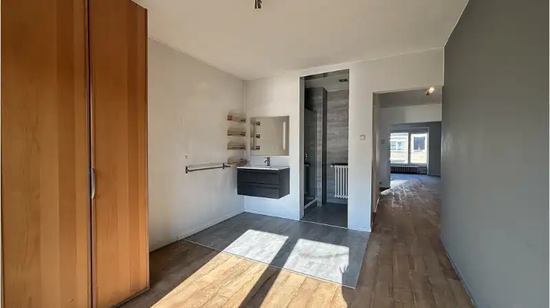 Instapklaar 2-slaapkamerappartement met TERRAS en AUTOSTANDPLAATS te koop in Kristus-Koning Brugge foto 7