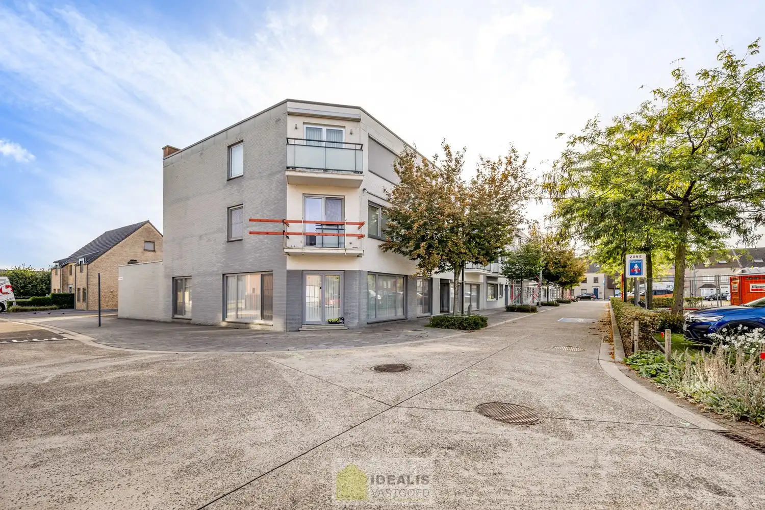 IDEALIS VASTGOED - GELIJKVLOERS APPARTEMENT IN HET CENTRUM VAN KAULILLE, BOCHOLT! Dit appartement van het bouwjaar 1972 biedt u een ruime keuken met aangrenzend bijkeuken met extra opbergruimte, een heerlijke woonkamer met grote glaspartijen, fijne slaapkamer, terras en privatieve garagebox. Dé unieke kans voor kandidaten op zoek naar een appartement op een aangename locatie vlakbij het centrum van Bocholt!! foto 24