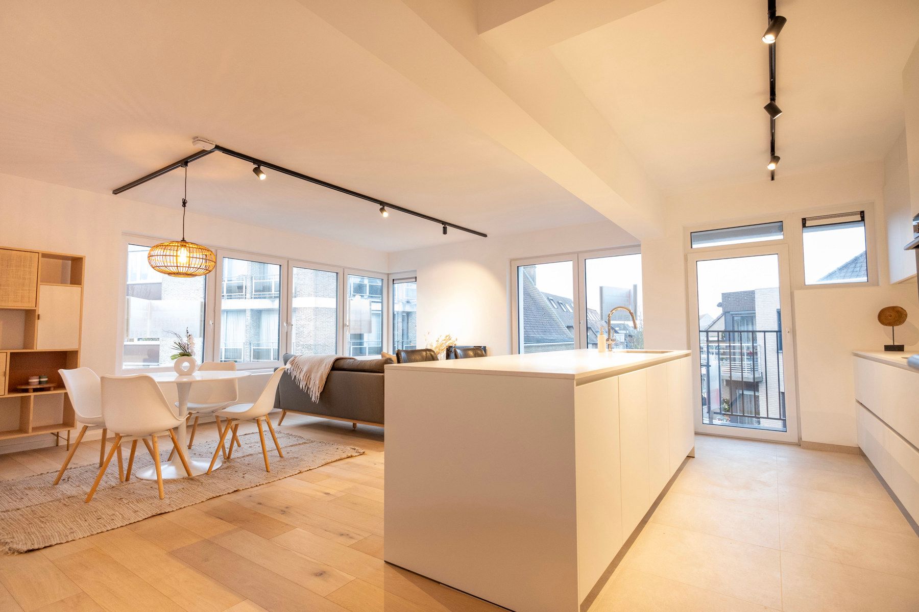 Prachtig gerenoveerd appartement aan de Markt in Gistel. foto {{pictureIndex}}