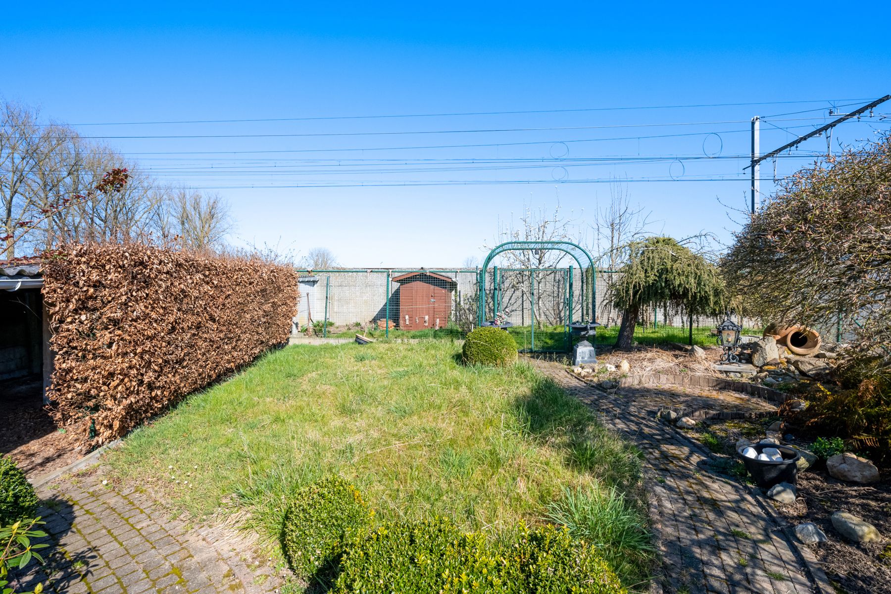 Charmante bungalow met aangelegde tuin en vijver foto 27