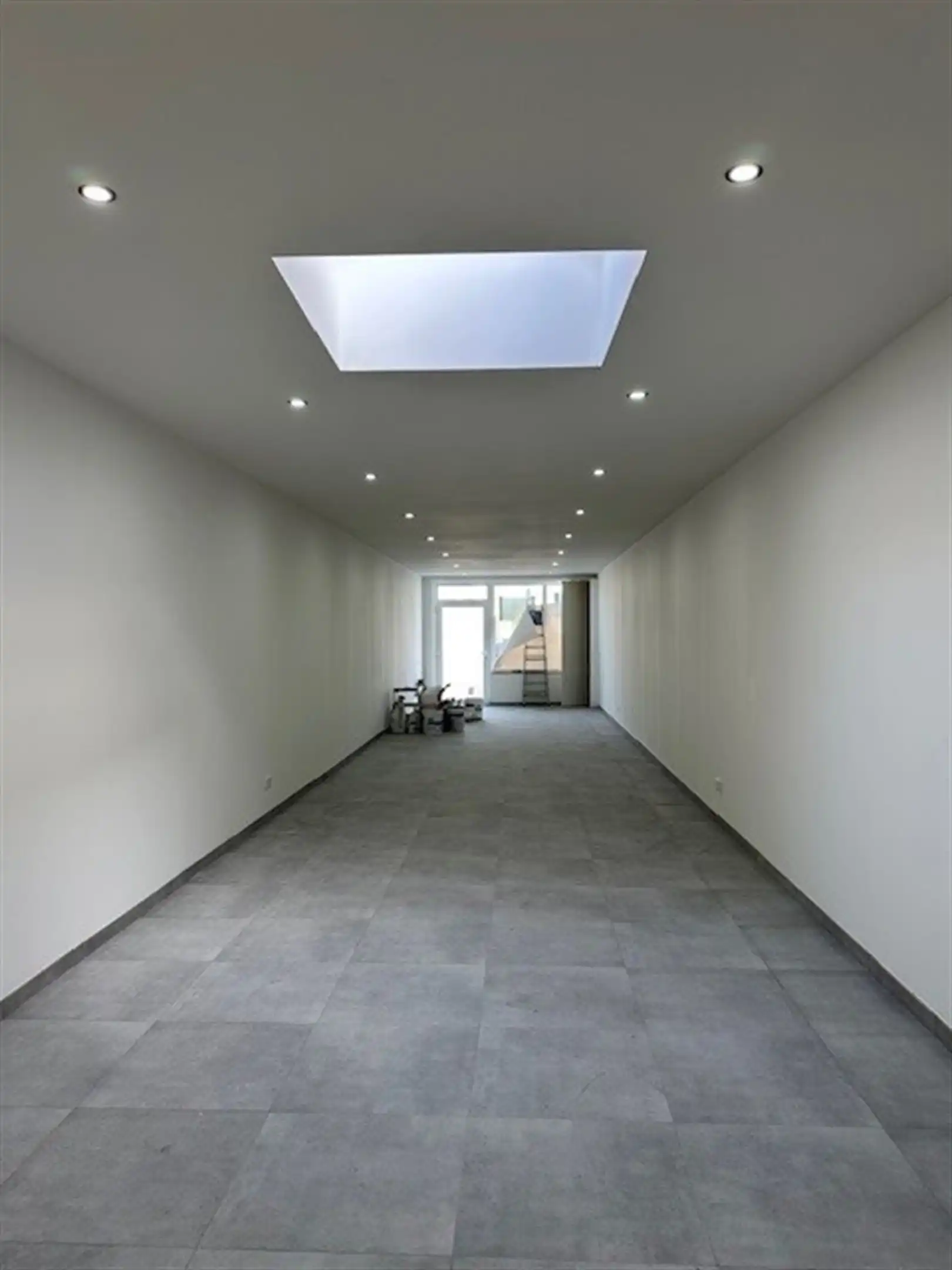 Volledig gerenoveerde handel- of kantoorruimte gelegen op commerciële locatie te Mechelsesteenweg te Dendermonde foto 4