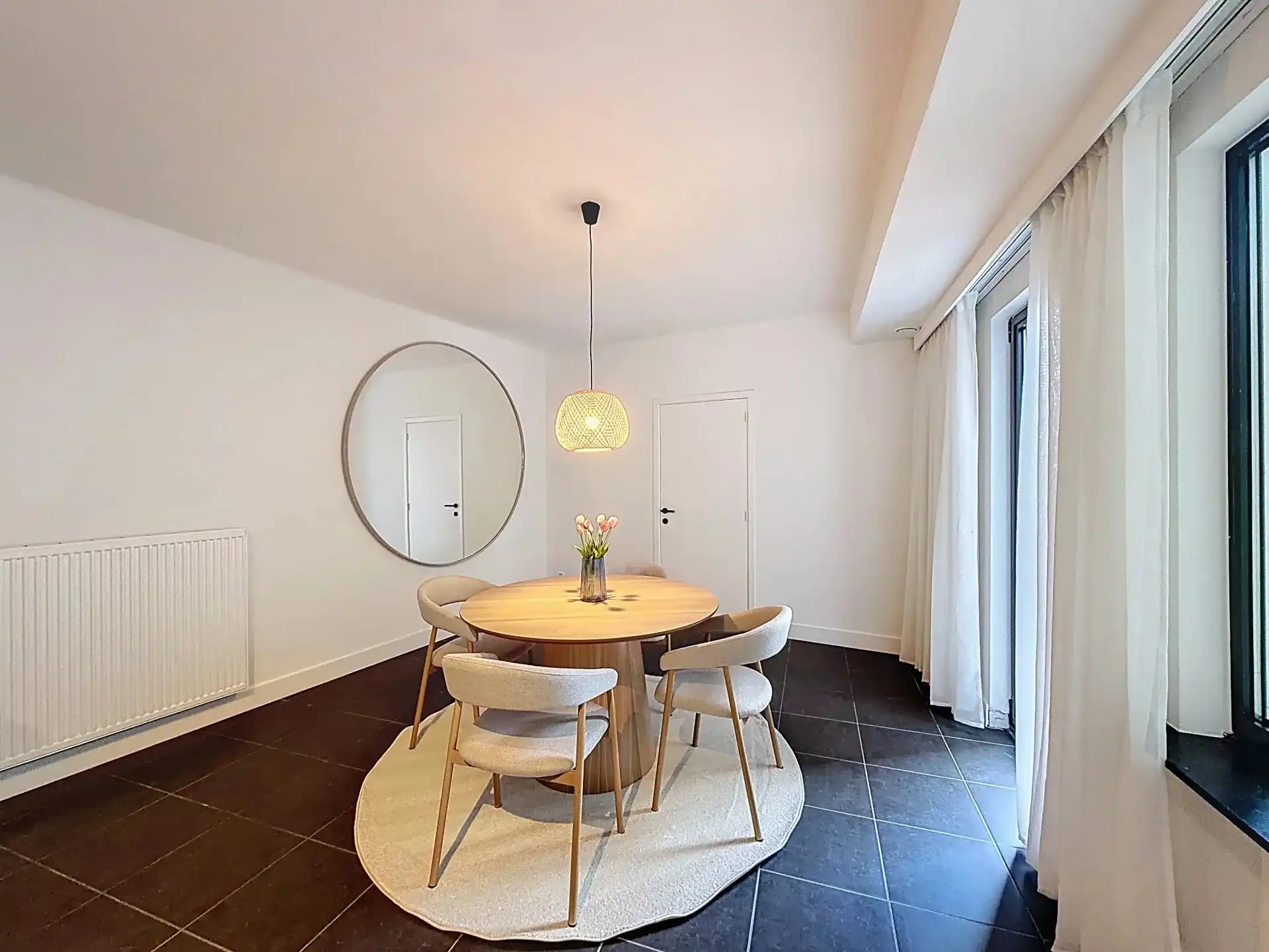 Zeer gezellig gelijkvloers appartement met 1 (mog. 2) slaapkamers, tuin, terras en staanplaats. foto 12