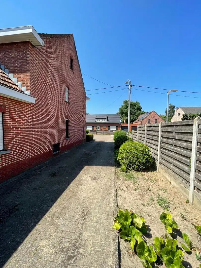 Verzorgde halfopen woning met 3 slaapkamers, garage en tuin nabij het centrum van Mol foto 2
