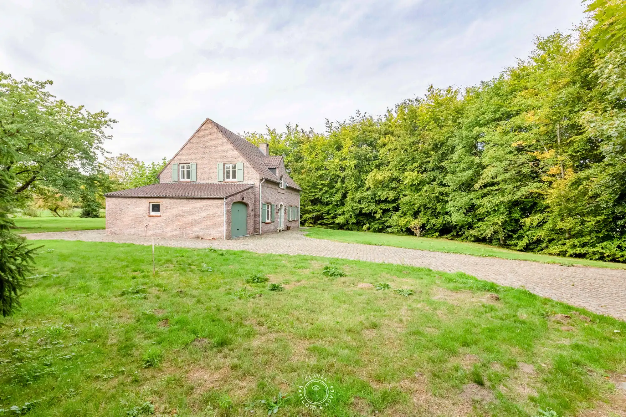 Uniek landhuis met charme en meer dan 10.000 m² eigen grond foto 23