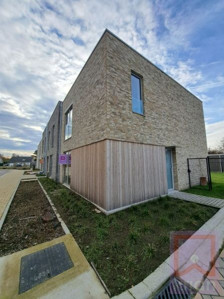 BEMEUBELDE woning met 3 slaapkamers, tuin en carport. foto 2