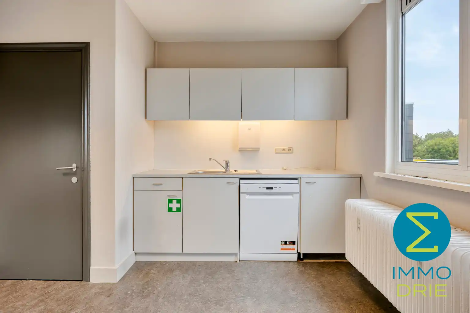 Handelsruimte met kantoren en ruime opslag in het centrum foto 23